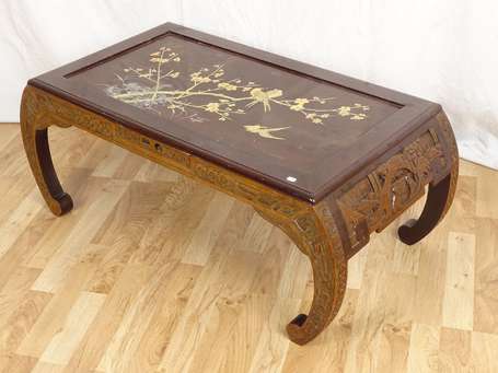 INDOCHINE Table en bois et nacre H. 100 cm L. 50 