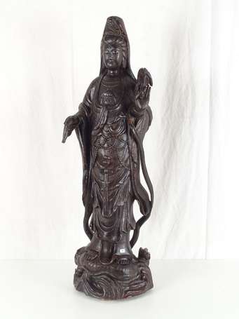 CHINE Guanyin portant le chasse mouches et le vase