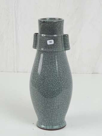 CHINE Grand vase à prises tubulaires en céramique 