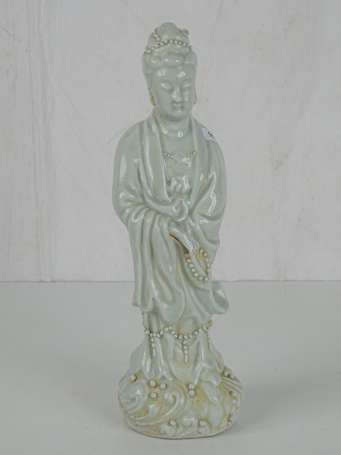 CHINE Guanyin en céladon craquelé, moderne, H. 31 