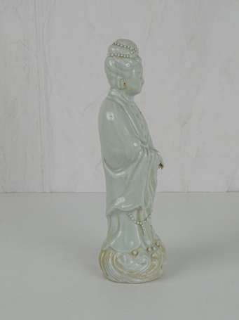 CHINE Guanyin en céladon craquelé, moderne, H. 31 