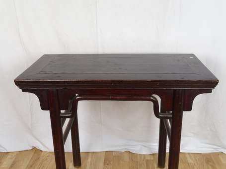 CHINE Console en bois laqué, H. 87 cm L. 97 cm 