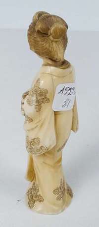 Geisha Sujet en ivoire. Japon, signature H. 12,5 