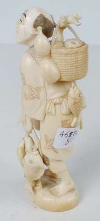 Pêcheur Sujet en ivoire. Japon, signature H. 14 cm