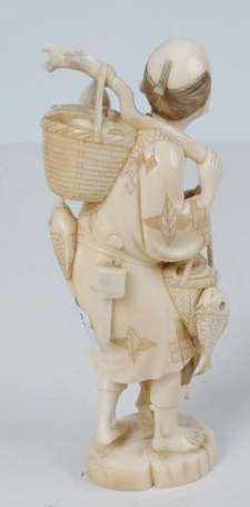 Pêcheur Sujet en ivoire. Japon, signature H. 14 cm