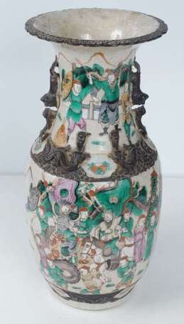 Vase balustre en porcelaine polychrome, décor de 