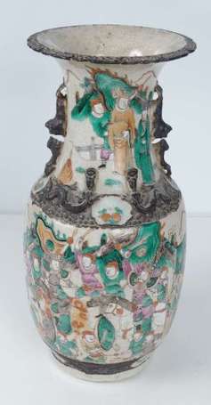Vase balustre en porcelaine polychrome, décor de 