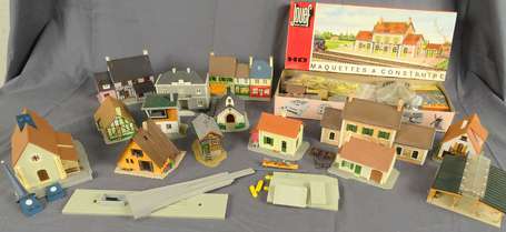 Lots de maquettes montées , accessoires et rails 