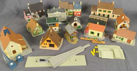 Lots de maquettes montées , accessoires et rails 