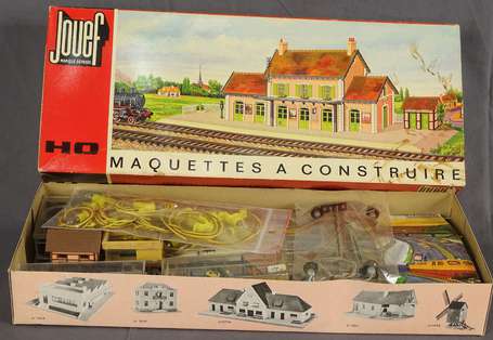 Lots de maquettes montées , accessoires et rails 