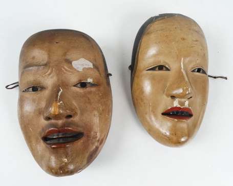Deux masques de théatre Nô, signés au dos. Japon 