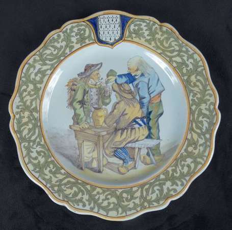 Assiette en faïence polychrome, décor d'une scène 