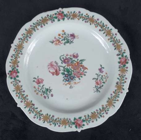 Assiette en porcelaine polychrome, décor de 