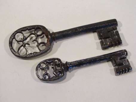 Deux clefs anciennes forée. Fer forgé, anneaux à 