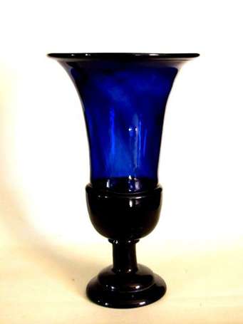 Grand vase bleu cobalt. Verre moulé et soufflé, en