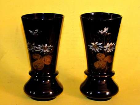 Paire de petits vases. Verre violet foncé. Peint 