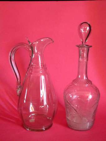 Un pichet et une carafe. Verre translucide. Pichet