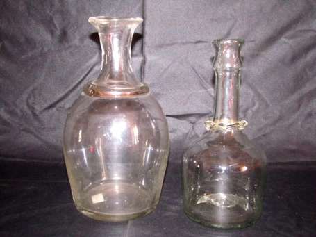 Deux carafes. Verre translucide. La grande, pansue