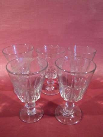 Cinq verres à boire. Verre translucide. A jambes 