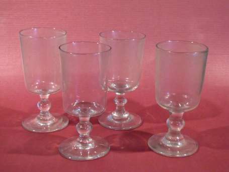 Quatre verres à boire. Verre translucide. Droit, à