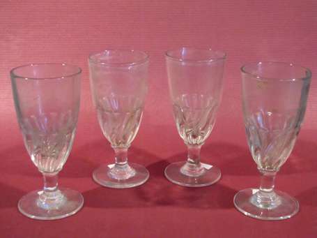 Quatre verres à boire. Verre translucide, à jambes