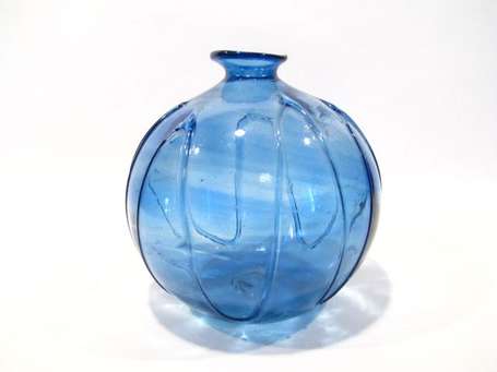 Vase globulaire. Verre bleu, soufflé, à décor d'un