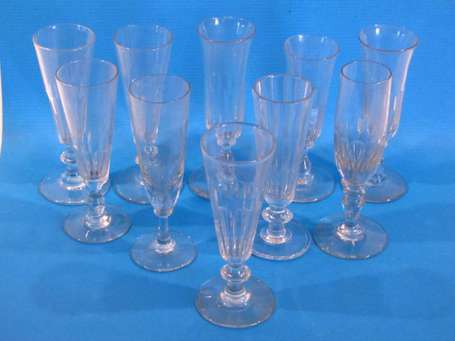 Dix flutes à champagne dépareillées. Verre 