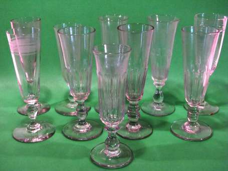 Dix flutes à champagne dépareillées. Verre 