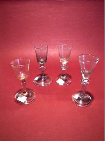 Quatre petits verres à alcool. Verre translucide à