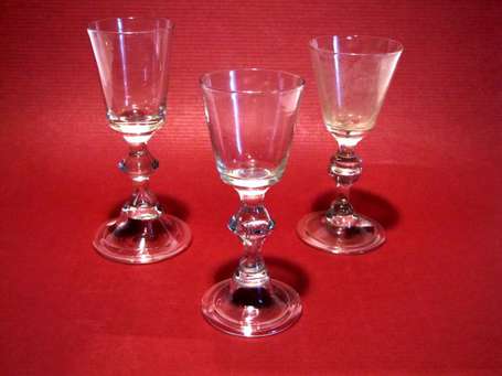 Trois petits verres à alcool. Verre translucide à 