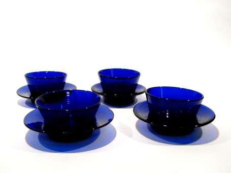 Quatre petit déjeuner. Verre bleu cobalt. H : 7 