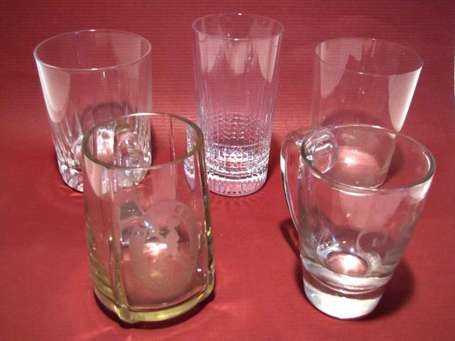 Trois grands verres et deux choppes. Verre 