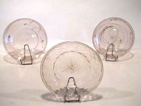 Trois petites assiettes creuses. Verre translucide