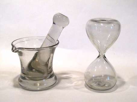 Mortier et son pilon, un verre de sablier. Verre 