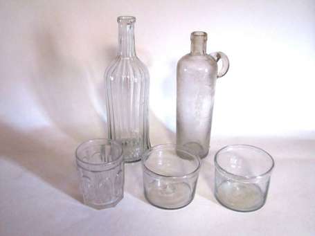 Deux bouteilles à alcool et trois pots à confiture