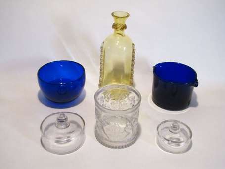 Lot de six verreries.  Verre translucide et de 