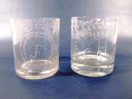 Deux gobelets monogrammés. Verre translucide, 