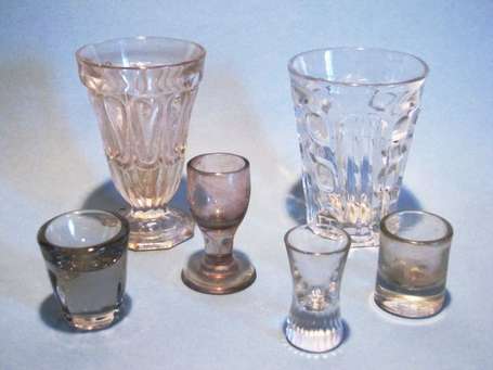 Lot de verreries.  Verre translucide. Coupe à 