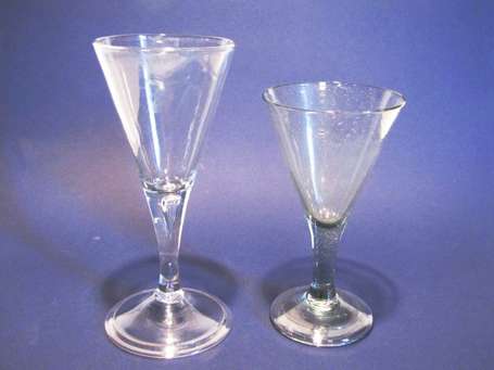 Deux verres à coupes coniques. Jambes droites. H :