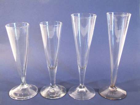 Quatre flutes à Champagne. Verre translucide. La 