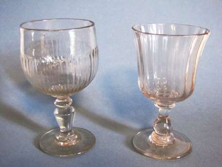 Deux verres à jambes balustrées. A coupe tulipe, 