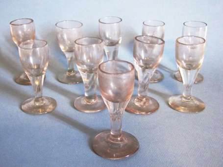 Série de dix petits verres à alcool. Verre 