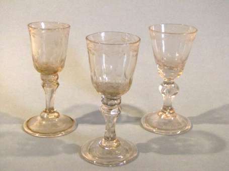 Trois petits verres. Gravés, à jambes balustrées à