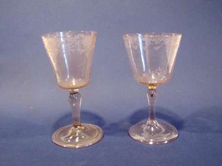 Deux verres à jambe. Sur large pied, à décors au 