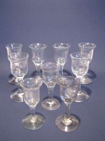 Neuf verres à coupe en tulipe. Six identiques, H :