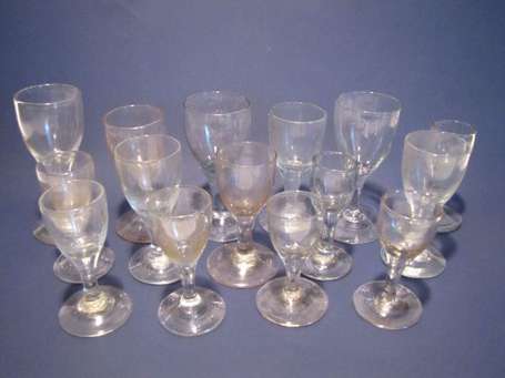 Quinze petits verres à alcool . Verre translucide,