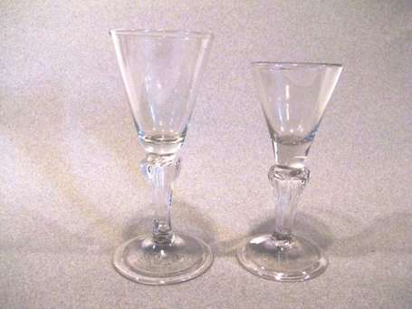 Deux verres à jambe. Balustrées à facettes sur 