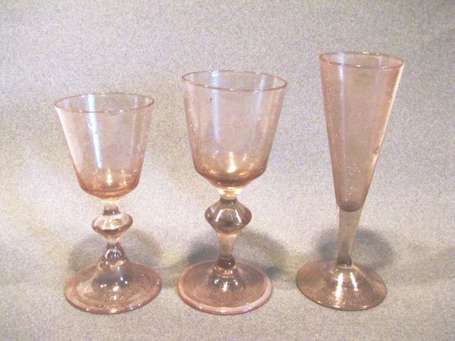 Deux verres et une flute à jambe. Verre irisé à 