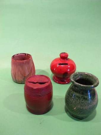 Quatre petites poteries. D'origines et d'époques 