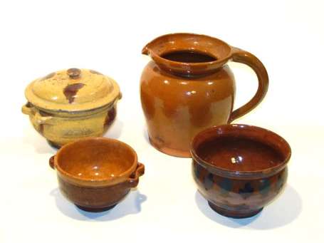 Quatre poteries. Céramiques d'origines et 